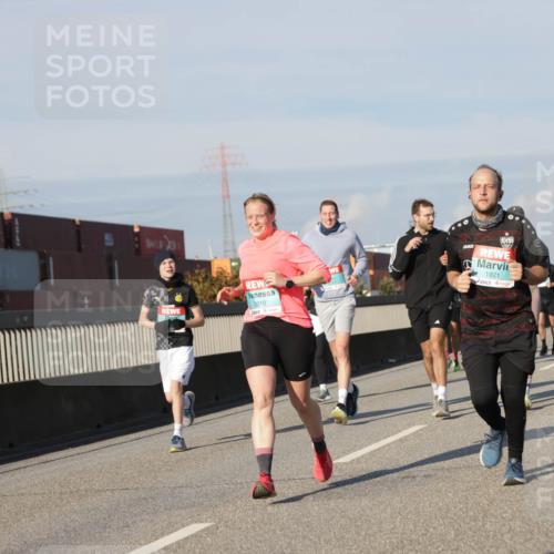 03.10.2025 - Köhlbrandbrückenlauf Jannik Wohlers http://msf.ph/oto/9084205 03.10.2025 09:56:14 Position 3 3210, 1921 meine-sportfotos.de