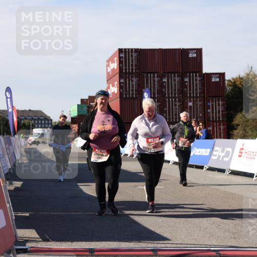 03.10.2025 - Köhlbrandbrückenlauf Lena Gebhardt http://msf.ph/oto/9084211 03.10.2025 13:50:49 Ziel 4851, 5472, 5595, 5608, 5992 meine-sportfotos.de