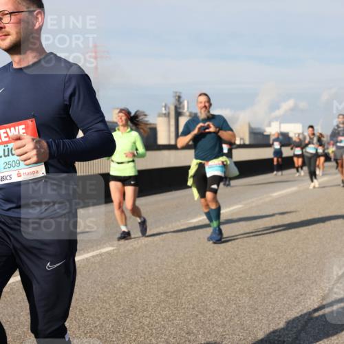 03.10.2025 - Köhlbrandbrückenlauf Lena Gebhardt http://msf.ph/oto/9084212 03.10.2025 10:05:12 Position 2 2509 meine-sportfotos.de