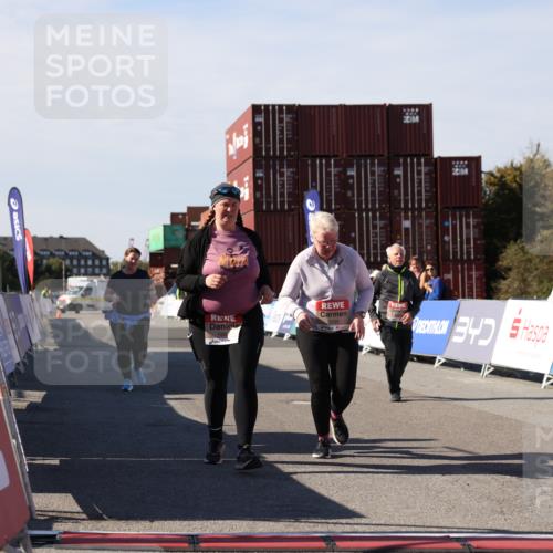 03.10.2025 - Köhlbrandbrückenlauf Lena Gebhardt http://msf.ph/oto/9084241 03.10.2025 13:50:50 Ziel 4851, 5472, 5595, 5608, 5992 meine-sportfotos.de