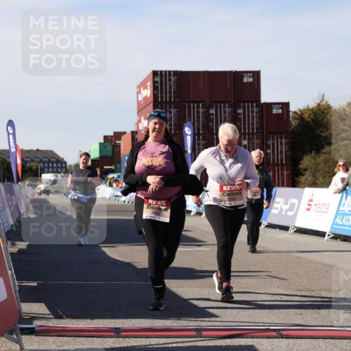 03.10.2025 - Köhlbrandbrückenlauf Lena Gebhardt http://msf.ph/oto/9084248 03.10.2025 13:50:50 Ziel 4851, 5472, 5595, 5608, 5992 meine-sportfotos.de