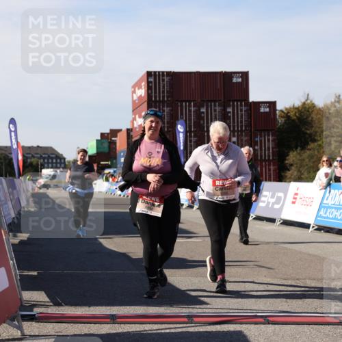 03.10.2025 - Köhlbrandbrückenlauf Lena Gebhardt http://msf.ph/oto/9084264 03.10.2025 13:50:50 Ziel 4851, 5472, 5595, 5608, 5992 meine-sportfotos.de