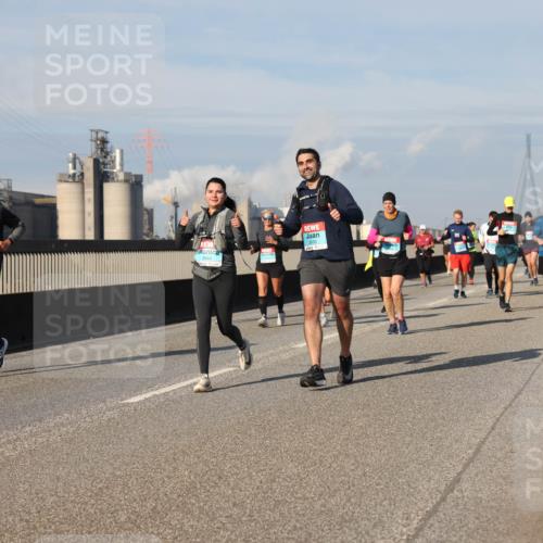 03.10.2025 - Köhlbrandbrückenlauf Lena Gebhardt http://msf.ph/oto/9084390 03.10.2025 10:05:15 Position 2 2635, 2644 meine-sportfotos.de