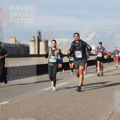 03.10.2025 - Köhlbrandbrückenlauf Lena Gebhardt http://msf.ph/oto/9084414 03.10.2025 10:05:15 Position 2 2179, 2644, 2635 meine-sportfotos.de