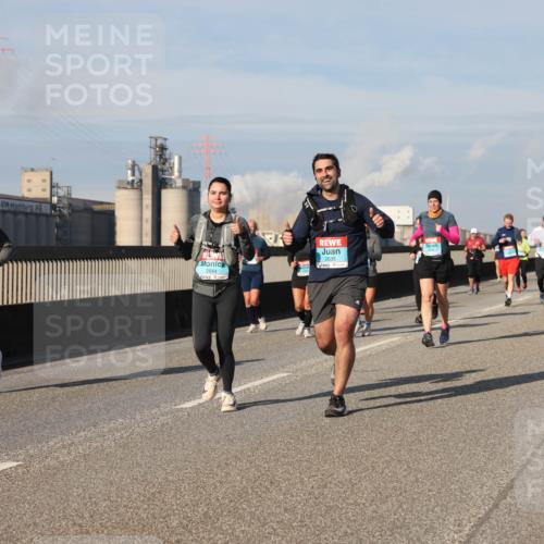 03.10.2025 - Köhlbrandbrückenlauf Lena Gebhardt http://msf.ph/oto/9084422 03.10.2025 10:05:15 Position 2 2779, 2644, 2635 meine-sportfotos.de