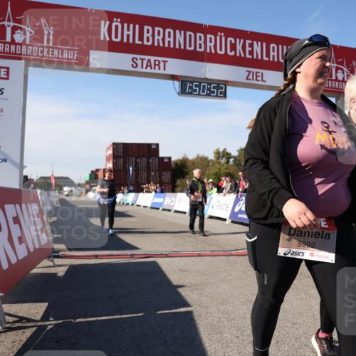 03.10.2025 - Köhlbrandbrückenlauf Lena Gebhardt http://msf.ph/oto/9084424 03.10.2025 13:50:53 Ziel 4851, 5472, 5595, 5992 meine-sportfotos.de