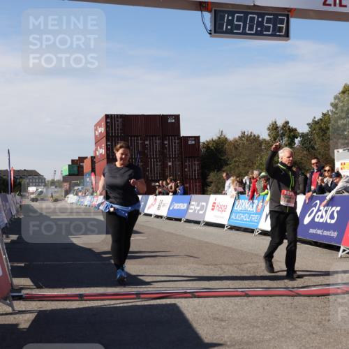 03.10.2025 - Köhlbrandbrückenlauf Lena Gebhardt http://msf.ph/oto/9084451 03.10.2025 13:50:54 Ziel 4851, 5472, 5595, 5992 meine-sportfotos.de