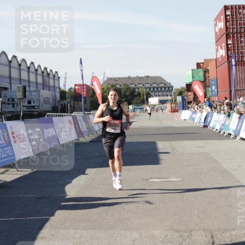 03.10.2025 - Köhlbrandbrückenlauf Jannik Wohlers http://msf.ph/oto/9084455 03.10.2025 12:52:01 Ziel 4092 meine-sportfotos.de