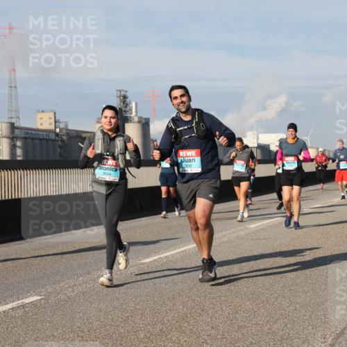 03.10.2025 - Köhlbrandbrückenlauf Lena Gebhardt http://msf.ph/oto/9084469 03.10.2025 10:05:16 Position 2 2779, 2644, 2635 meine-sportfotos.de