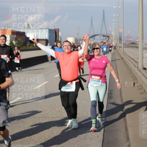 03.10.2025 - Köhlbrandbrückenlauf Jannik Wohlers http://msf.ph/oto/9084509 03.10.2025 10:06:52 Position 3 2000, 1552, 1436 meine-sportfotos.de