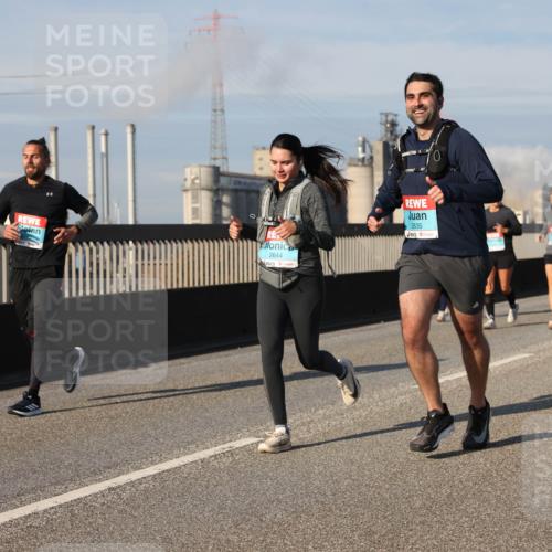 03.10.2025 - Köhlbrandbrückenlauf Lena Gebhardt http://msf.ph/oto/9084526 03.10.2025 10:05:16 Position 2 2644, 2635 meine-sportfotos.de
