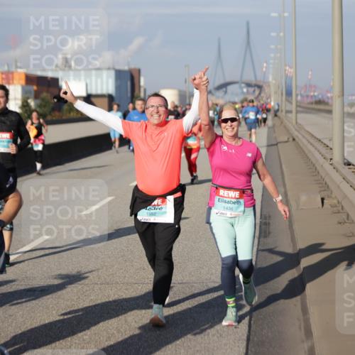 03.10.2025 - Köhlbrandbrückenlauf Jannik Wohlers http://msf.ph/oto/9084527 03.10.2025 10:06:52 Position 3 2000, 1552, 1436 meine-sportfotos.de