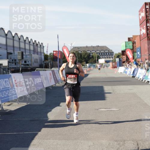 03.10.2025 - Köhlbrandbrückenlauf Jannik Wohlers http://msf.ph/oto/9084531 03.10.2025 12:52:01 Ziel 4092 meine-sportfotos.de