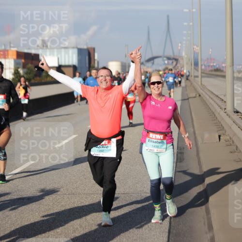 03.10.2025 - Köhlbrandbrückenlauf Jannik Wohlers http://msf.ph/oto/9084537 03.10.2025 10:06:52 Position 3 2000, 1552, 1436 meine-sportfotos.de