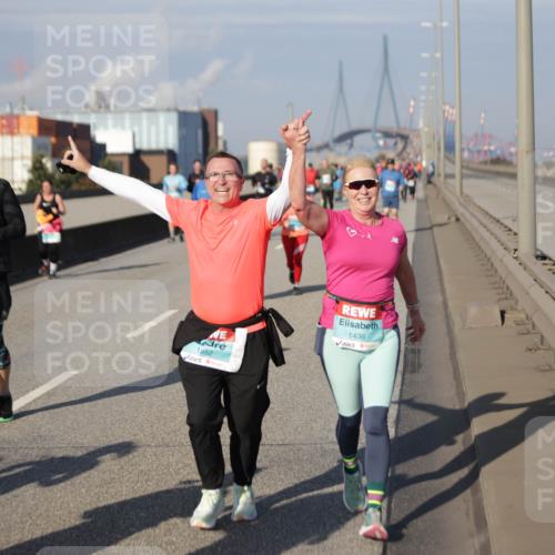 03.10.2025 - Köhlbrandbrückenlauf Jannik Wohlers http://msf.ph/oto/9084552 03.10.2025 10:06:53 Position 3 2000, 1552, 1436 meine-sportfotos.de