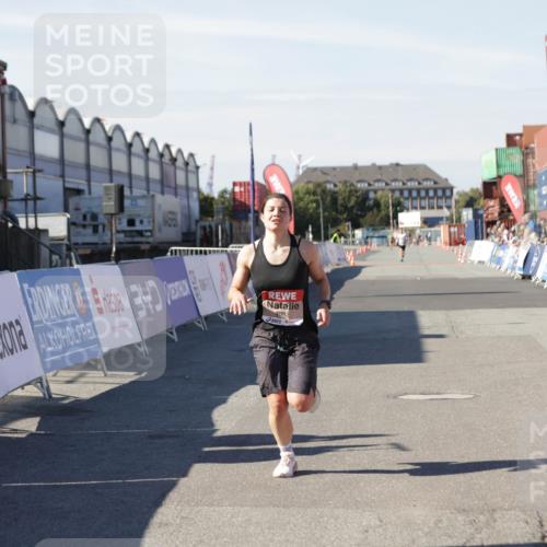 03.10.2025 - Köhlbrandbrückenlauf Jannik Wohlers http://msf.ph/oto/9084626 03.10.2025 12:52:02 Ziel 4092 meine-sportfotos.de