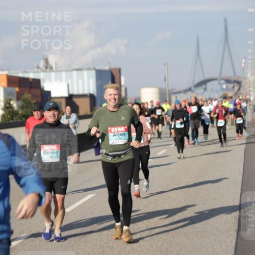 03.10.2025 - Köhlbrandbrückenlauf Jannik Wohlers http://msf.ph/oto/9084794 03.10.2025 10:07:06 Position 3 2001, 2782, 2784 meine-sportfotos.de