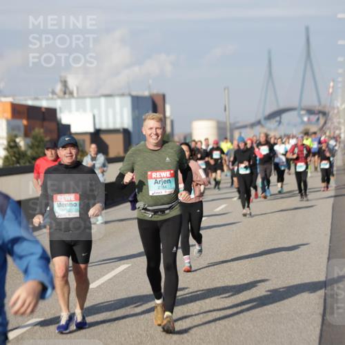 03.10.2025 - Köhlbrandbrückenlauf Jannik Wohlers http://msf.ph/oto/9084800 03.10.2025 10:07:06 Position 3 2001, 2782, 2784 meine-sportfotos.de