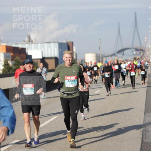 03.10.2025 - Köhlbrandbrückenlauf Jannik Wohlers http://msf.ph/oto/9084803 03.10.2025 10:07:06 Position 3 2001, 2782, 2784 meine-sportfotos.de