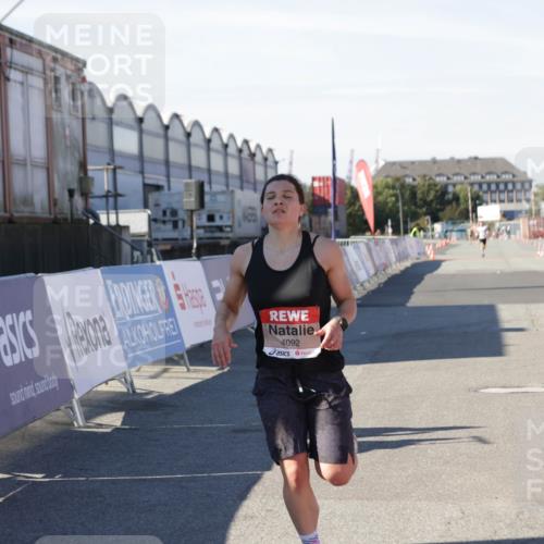03.10.2025 - Köhlbrandbrückenlauf Jannik Wohlers http://msf.ph/oto/9084812 03.10.2025 12:52:02 Ziel 4092 meine-sportfotos.de