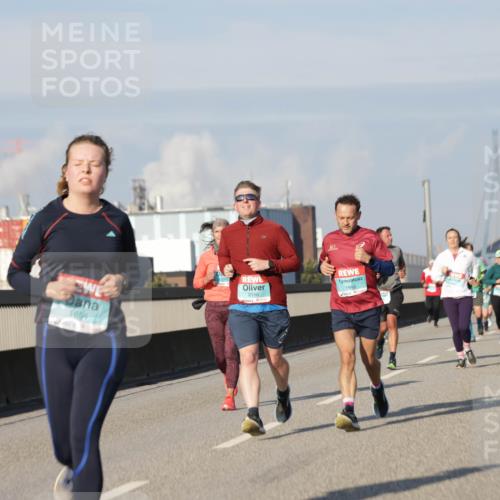03.10.2025 - Köhlbrandbrückenlauf Jannik Wohlers http://msf.ph/oto/9084817 03.10.2025 09:56:30 Position 3 7654, 2150, 1945 meine-sportfotos.de