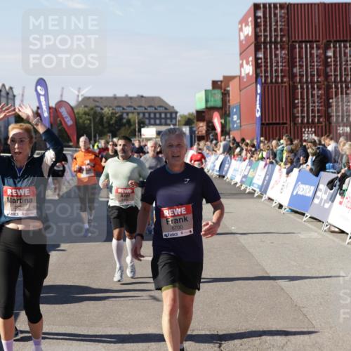 03.10.2025 - Köhlbrandbrückenlauf Jannik Wohlers http://msf.ph/oto/9084841 03.10.2025 13:18:33 Ziel 4154, 4280, 4341, 4560, 4606, 4760, 4796, 4819, 4826, 4882, 5178, 5192, 5722, 6084, 6700, 6758 meine-sportfotos.de