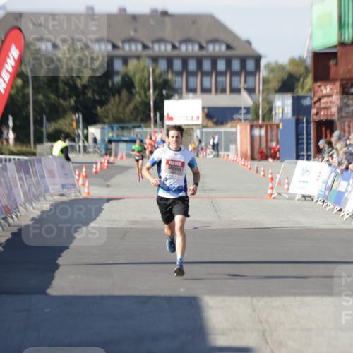 03.10.2025 - Köhlbrandbrückenlauf Jannik Wohlers http://msf.ph/oto/9084888 03.10.2025 12:52:13 Ziel 4301 meine-sportfotos.de