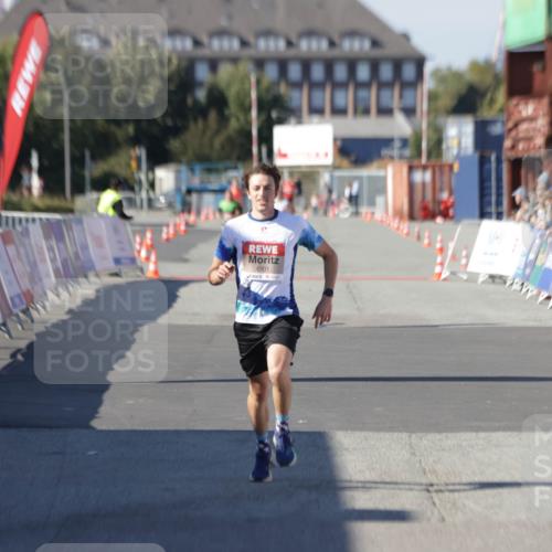 03.10.2025 - Köhlbrandbrückenlauf Jannik Wohlers http://msf.ph/oto/9084935 03.10.2025 12:52:15 Ziel 4301 meine-sportfotos.de
