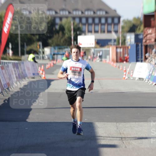 03.10.2025 - Köhlbrandbrückenlauf Jannik Wohlers http://msf.ph/oto/9084950 03.10.2025 12:52:15 Ziel 4301 meine-sportfotos.de