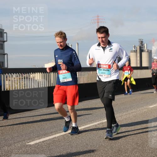 03.10.2025 - Köhlbrandbrückenlauf Lena Gebhardt http://msf.ph/oto/9084970 03.10.2025 10:05:25 Position 2 3231, 3829, 2930 meine-sportfotos.de
