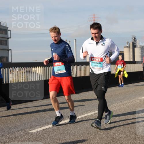03.10.2025 - Köhlbrandbrückenlauf Lena Gebhardt http://msf.ph/oto/9084981 03.10.2025 10:05:25 Position 2 3231, 3829, 2930 meine-sportfotos.de