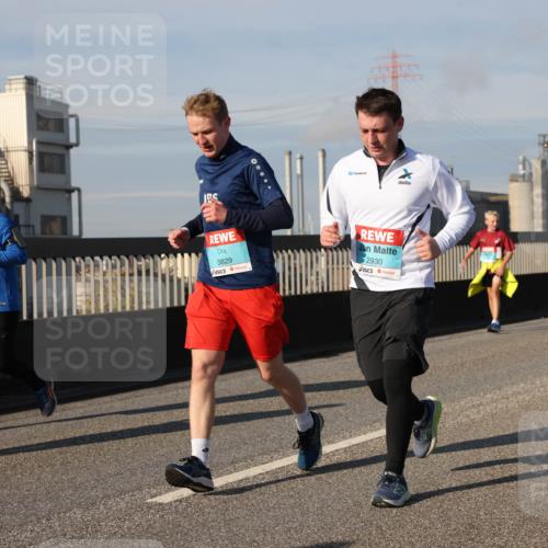 03.10.2025 - Köhlbrandbrückenlauf Lena Gebhardt http://msf.ph/oto/9084997 03.10.2025 10:05:25 Position 2 3231, 3829, 2930 meine-sportfotos.de