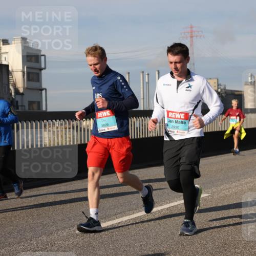 03.10.2025 - Köhlbrandbrückenlauf Lena Gebhardt http://msf.ph/oto/9085003 03.10.2025 10:05:25 Position 2 3231, 3829, 2930, 251 meine-sportfotos.de