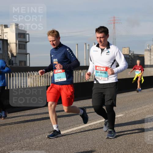 03.10.2025 - Köhlbrandbrückenlauf Lena Gebhardt http://msf.ph/oto/9085007 03.10.2025 10:05:25 Position 2 3231, 3829, 2930 meine-sportfotos.de