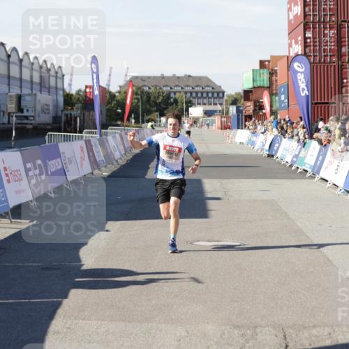 03.10.2025 - Köhlbrandbrückenlauf Jannik Wohlers http://msf.ph/oto/9085017 03.10.2025 12:52:17 Ziel 4301 meine-sportfotos.de