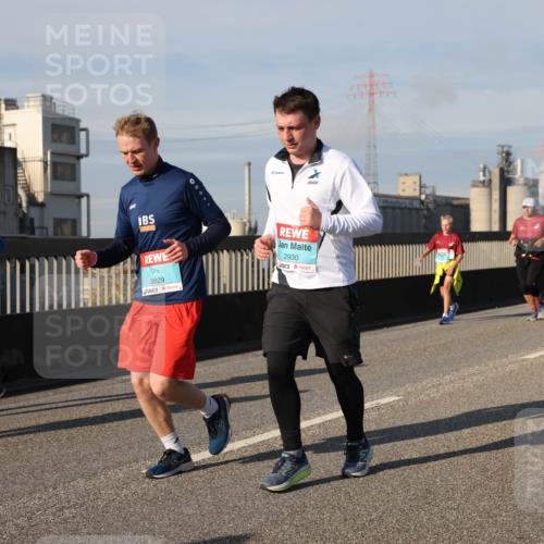 03.10.2025 - Köhlbrandbrückenlauf Lena Gebhardt http://msf.ph/oto/9085024 03.10.2025 10:05:25 Position 2 3231, 3829, 2930 meine-sportfotos.de