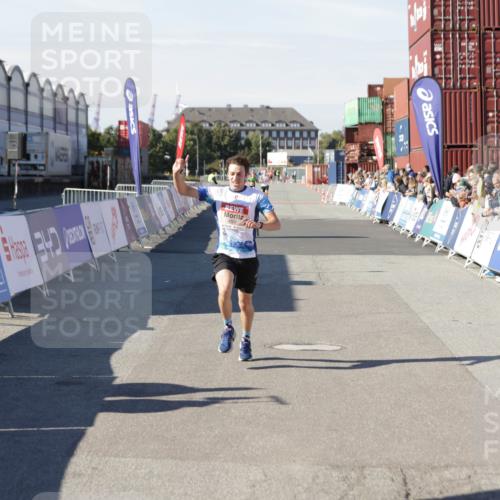 03.10.2025 - Köhlbrandbrückenlauf Jannik Wohlers http://msf.ph/oto/9085066 03.10.2025 12:52:17 Ziel 4301 meine-sportfotos.de