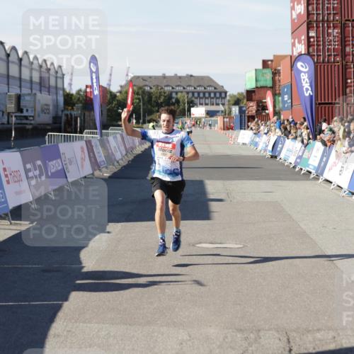 03.10.2025 - Köhlbrandbrückenlauf Jannik Wohlers http://msf.ph/oto/9085081 03.10.2025 12:52:17 Ziel 4301 meine-sportfotos.de