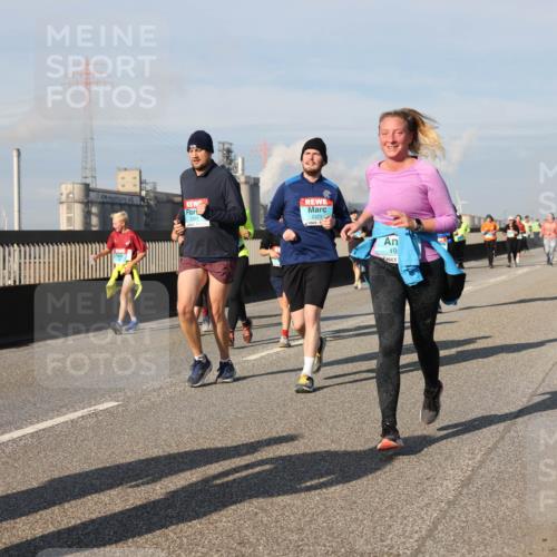 03.10.2025 - Köhlbrandbrückenlauf Lena Gebhardt http://msf.ph/oto/9085082 03.10.2025 10:05:26 Position 2 2351, 2371, 193 meine-sportfotos.de