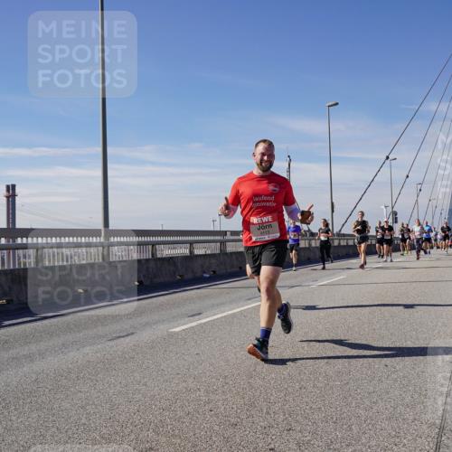 03.10.2025 - Köhlbrandbrückenlauf Michael Burmester http://msf.ph/oto/9085121 03.10.2025 12:42:55 Position 2 4113 meine-sportfotos.de