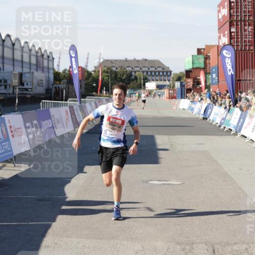 03.10.2025 - Köhlbrandbrückenlauf Jannik Wohlers http://msf.ph/oto/9085132 03.10.2025 12:52:18 Ziel 4301 meine-sportfotos.de