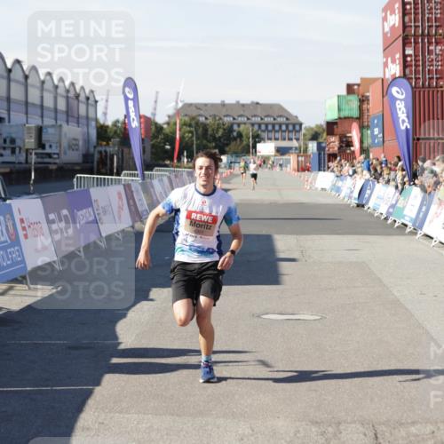 03.10.2025 - Köhlbrandbrückenlauf Jannik Wohlers http://msf.ph/oto/9085153 03.10.2025 12:52:18 Ziel 4301 meine-sportfotos.de