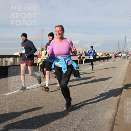 03.10.2025 - Köhlbrandbrückenlauf Lena Gebhardt http://msf.ph/oto/9085159 03.10.2025 10:05:27 Position 2 19 meine-sportfotos.de