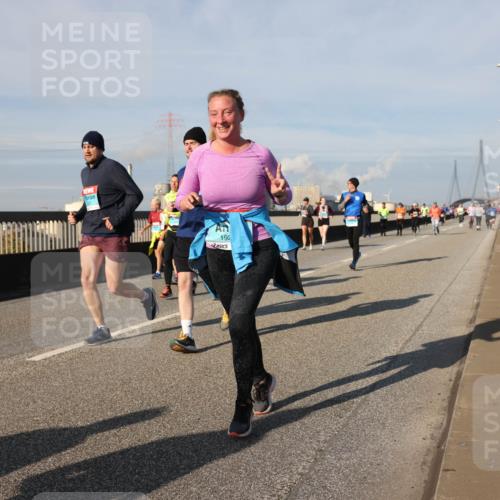 03.10.2025 - Köhlbrandbrückenlauf Lena Gebhardt http://msf.ph/oto/9085170 03.10.2025 10:05:27 Position 2 19 meine-sportfotos.de