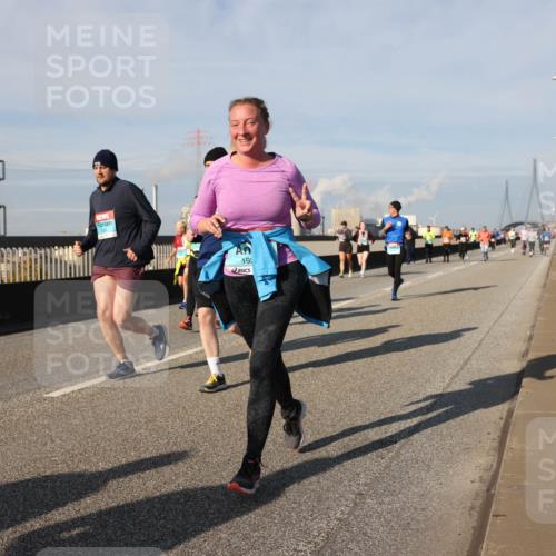 03.10.2025 - Köhlbrandbrückenlauf Lena Gebhardt http://msf.ph/oto/9085184 03.10.2025 10:05:27 Position 2 19 meine-sportfotos.de
