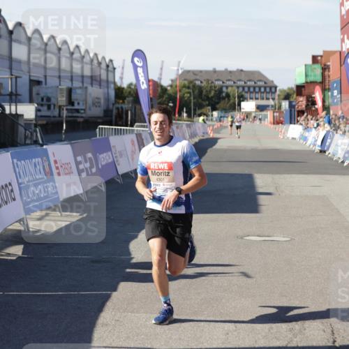 03.10.2025 - Köhlbrandbrückenlauf Jannik Wohlers http://msf.ph/oto/9085254 03.10.2025 12:52:18 Ziel 4301 meine-sportfotos.de
