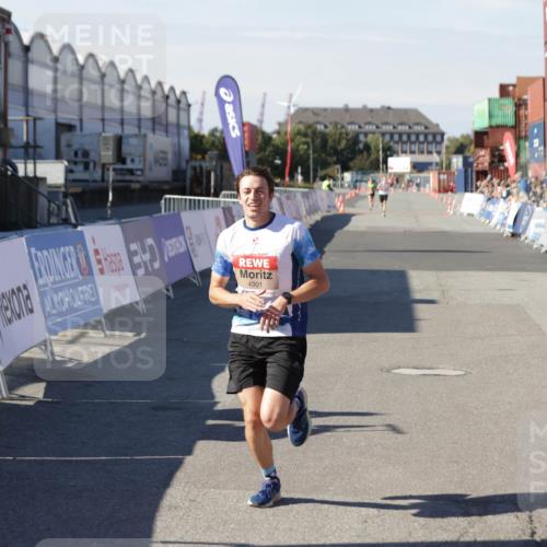 03.10.2025 - Köhlbrandbrückenlauf Jannik Wohlers http://msf.ph/oto/9085269 03.10.2025 12:52:18 Ziel 4301 meine-sportfotos.de