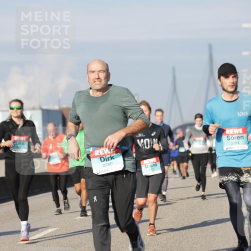 03.10.2025 - Köhlbrandbrückenlauf Jannik Wohlers http://msf.ph/oto/9085295 03.10.2025 09:56:47 Position 3 2799, 1771, 3394, 90 meine-sportfotos.de