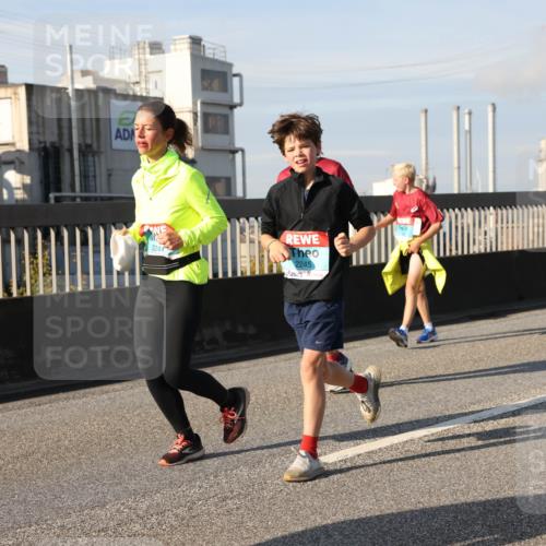 03.10.2025 - Köhlbrandbrückenlauf Lena Gebhardt http://msf.ph/oto/9085327 03.10.2025 10:05:28 Position 2 2244, 2245 meine-sportfotos.de