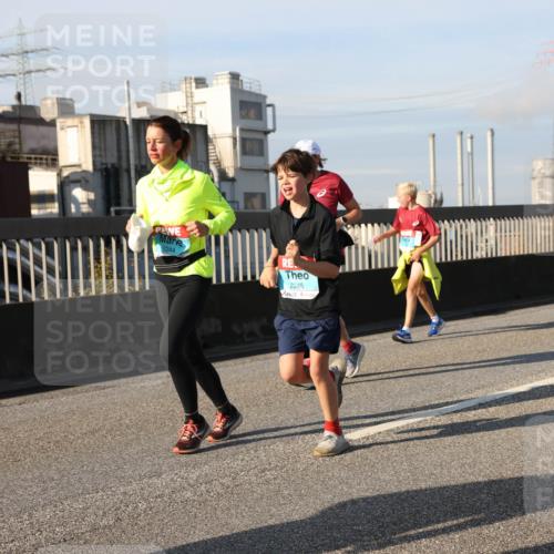 03.10.2025 - Köhlbrandbrückenlauf Lena Gebhardt http://msf.ph/oto/9085348 03.10.2025 10:05:29 Position 2 2244, 2245 meine-sportfotos.de